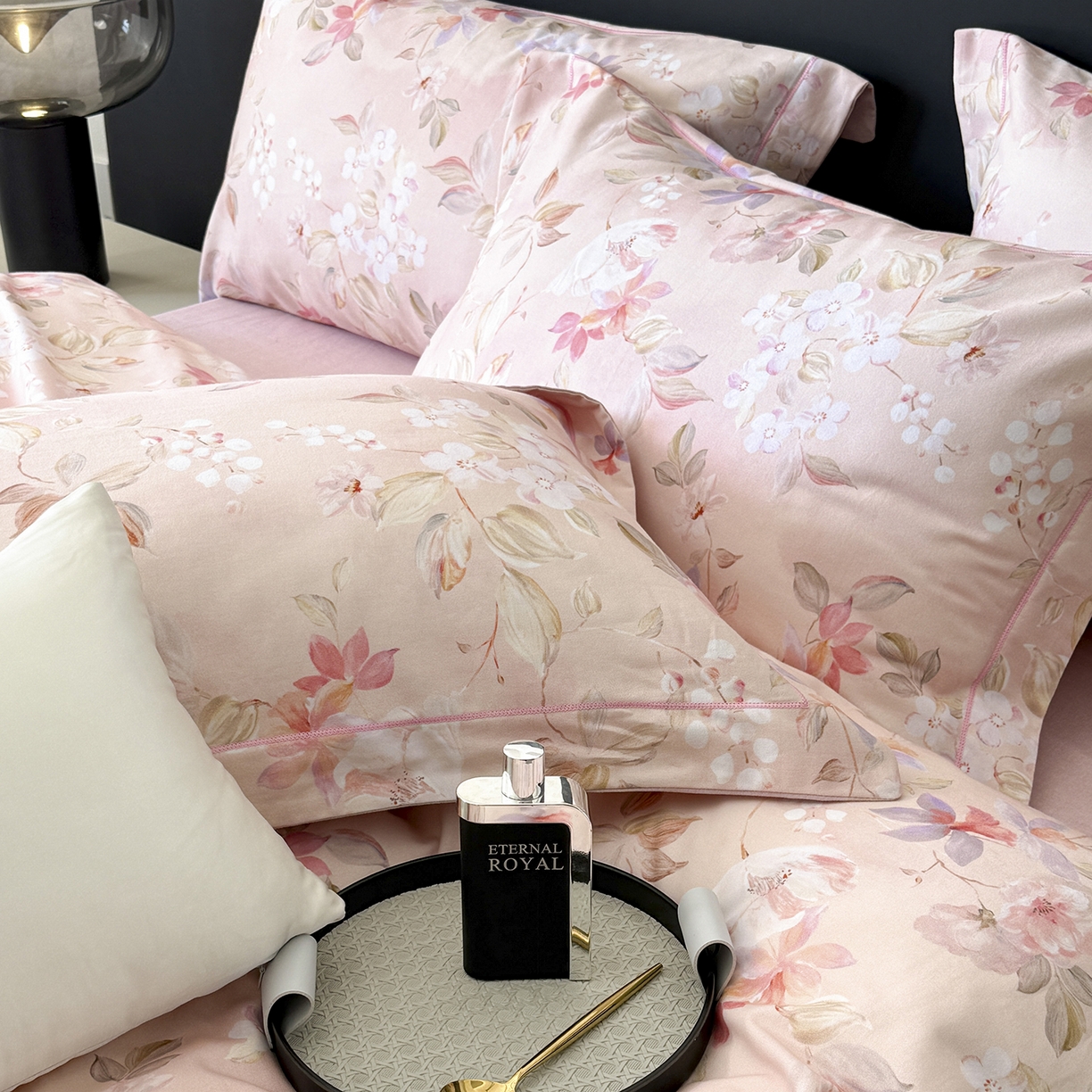 91家纺网 家纺一手货源 找家纺 梵克保罗 2025秋冬新款数码印花全棉磨毛单被套三件套四件套系列 科莫花园-粉