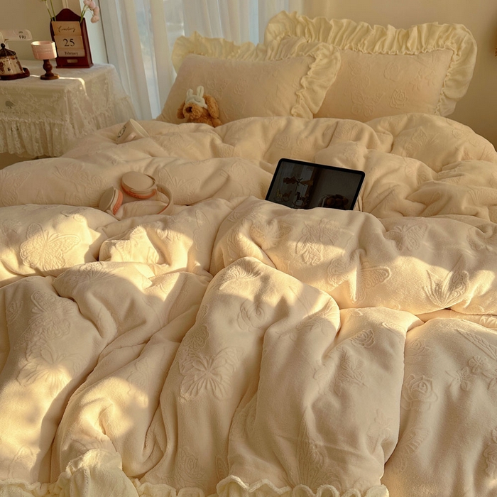 91家纺网 家纺一手货源 找家纺 六巷胡同 2025新款韩版花蝶仙踪A类全消光牛奶绒花边四件套 花蝶仙踪-象牙白