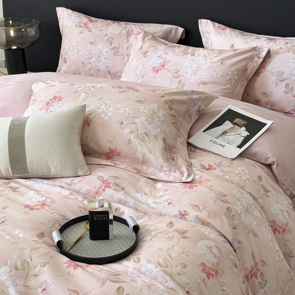 91家纺网 家纺一手货源 找家纺 梵克保罗 2025秋冬新款数码印花全棉磨毛单被套三件套四件套系列 科莫花园-粉