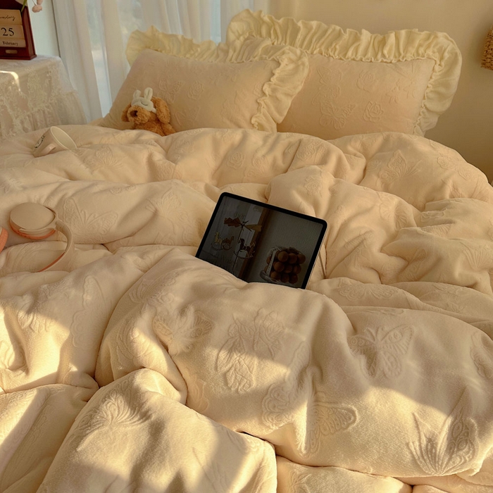 91家纺网 家纺一手货源 找家纺 六巷胡同 2025新款韩版花蝶仙踪A类全消光牛奶绒花边四件套 花蝶仙踪-象牙白