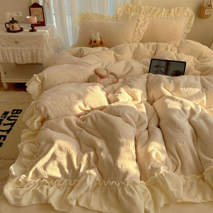 91家纺网 家纺一手货源 找家纺 六巷胡同 2025新款韩版花蝶仙踪A类全消光牛奶绒花边四件套 花蝶仙踪-象牙白