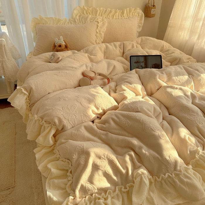 91家纺网 家纺一手货源 找家纺 六巷胡同 2025新款韩版花蝶仙踪A类全消光牛奶绒花边四件套 花蝶仙踪-象牙白