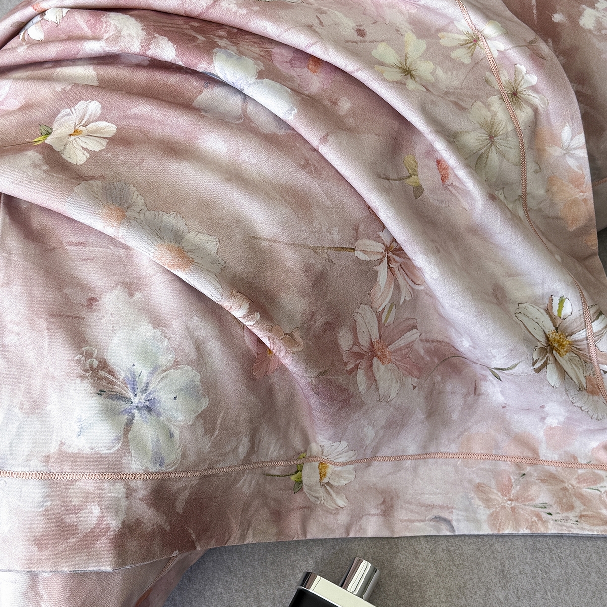 91家纺网 家纺一手货源 找家纺 梵克保罗 2025秋冬新款数码印花全棉磨毛单被套三件套四件套系列 莉丽丝-粉