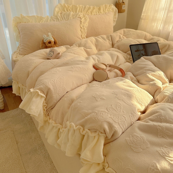 91家纺网 家纺一手货源 找家纺 六巷胡同 2025新款韩版花蝶仙踪A类全消光牛奶绒花边四件套 花蝶仙踪-象牙白