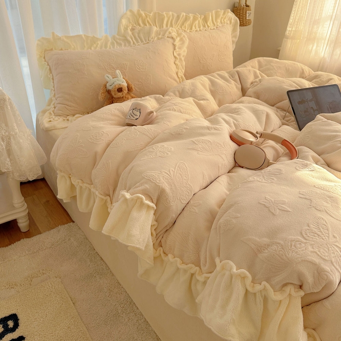 91家纺网 家纺一手货源 找家纺 六巷胡同 2025新款韩版花蝶仙踪A类全消光牛奶绒花边四件套 花蝶仙踪-象牙白