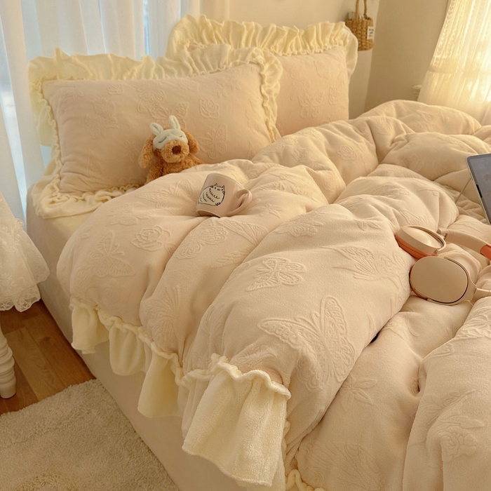 91家纺网 家纺一手货源 找家纺 六巷胡同 2025新款韩版花蝶仙踪A类全消光牛奶绒花边四件套 花蝶仙踪-象牙白