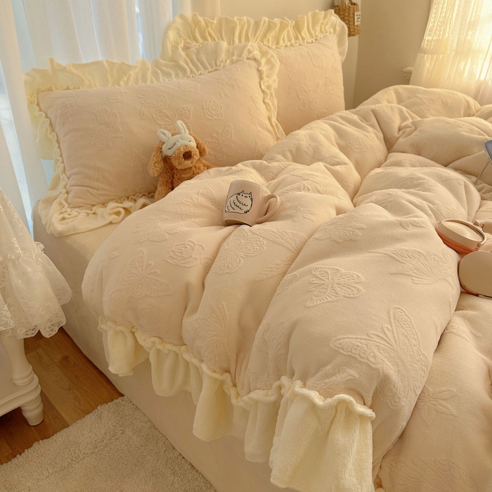 91家纺网 家纺一手货源 找家纺 六巷胡同 2025新款韩版花蝶仙踪A类全消光牛奶绒花边四件套 花蝶仙踪-象牙白