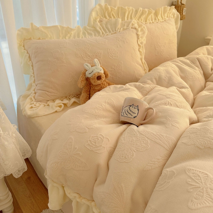 91家纺网 家纺一手货源 找家纺 六巷胡同 2025新款韩版花蝶仙踪A类全消光牛奶绒花边四件套 花蝶仙踪-象牙白