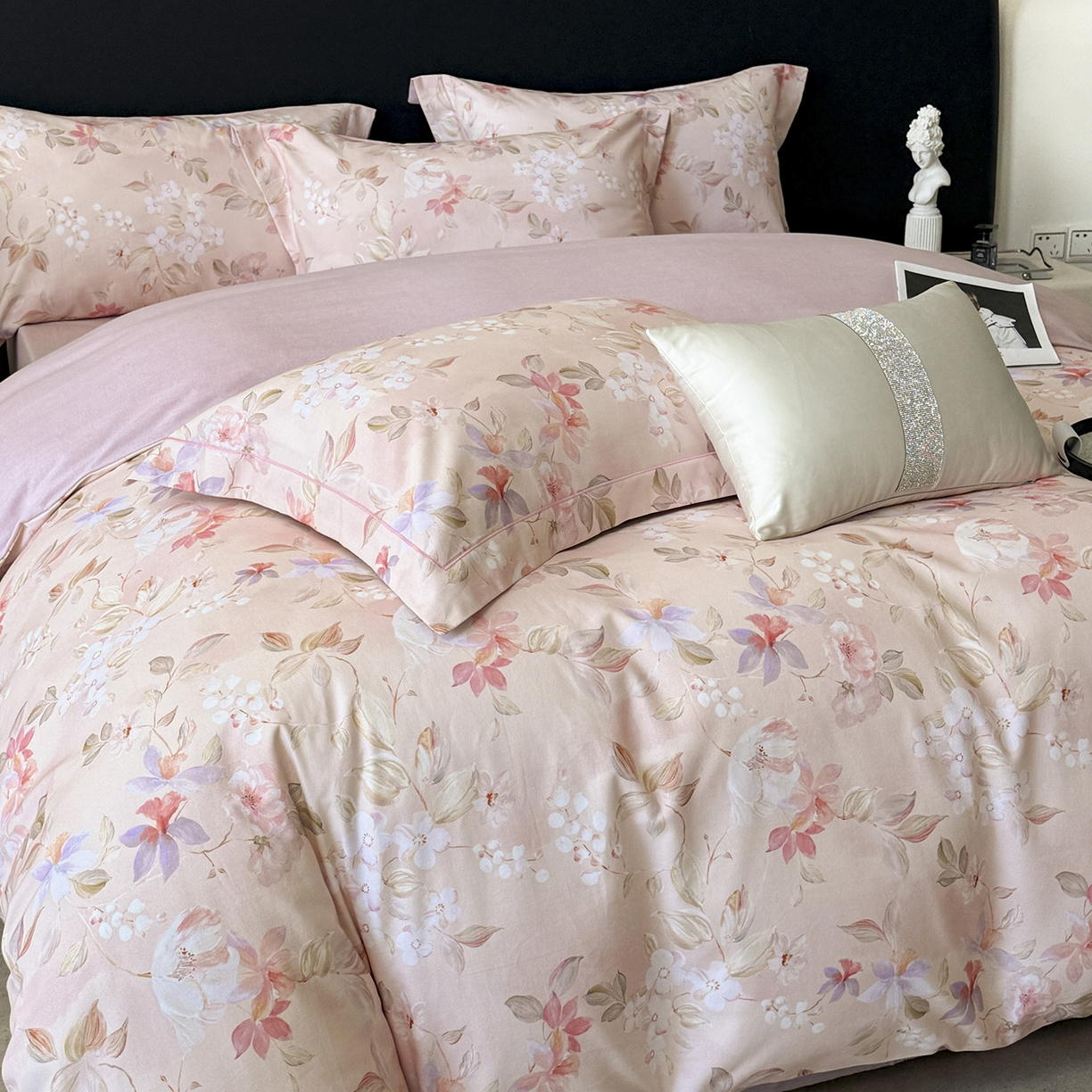 91家纺网 家纺一手货源 找家纺 梵克保罗 2025秋冬新款数码印花全棉磨毛单被套三件套四件套系列 科莫花园-粉