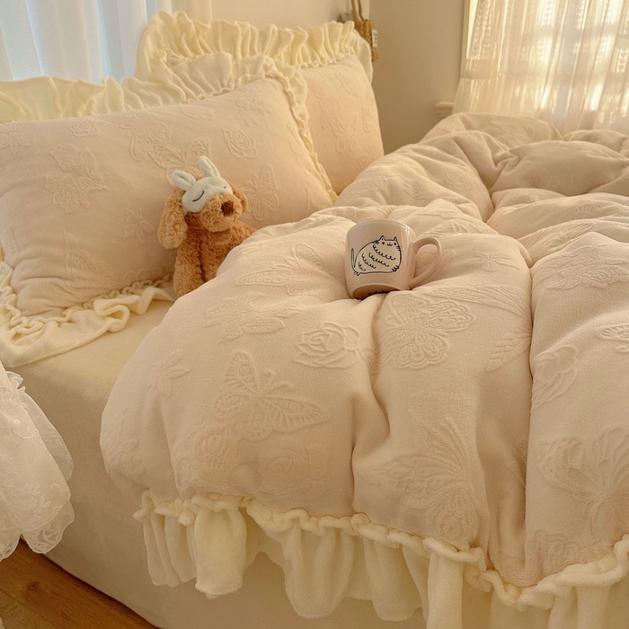 91家纺网 家纺一手货源 找家纺 六巷胡同 2025新款韩版花蝶仙踪A类全消光牛奶绒花边四件套 花蝶仙踪-象牙白