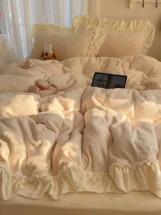 91家纺网 家纺一手货源 找家纺 六巷胡同 2025新款韩版花蝶仙踪A类全消光牛奶绒花边四件套 花蝶仙踪-象牙白