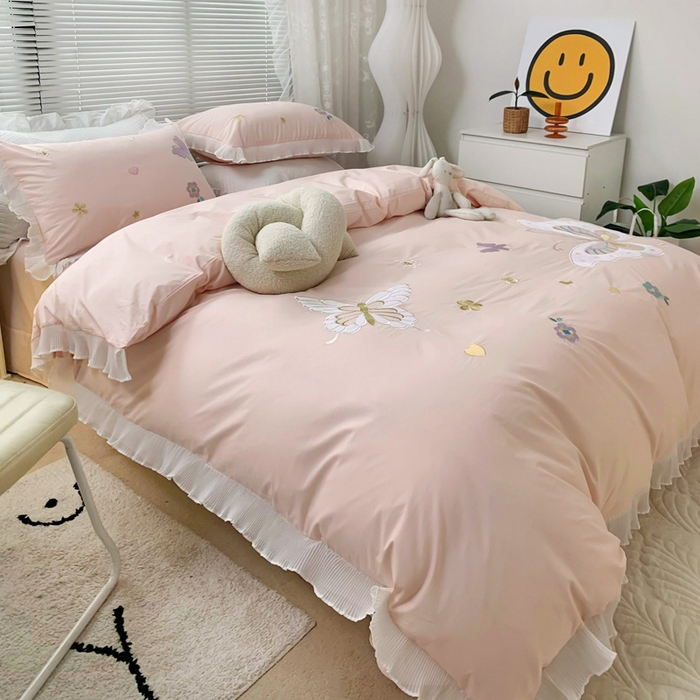 91家纺网 家纺一手货源 找家纺 （总）梵克保罗 2025新款母婴级全棉水洗棉绣花四件套-蝴蝶夫人系列（棚拍图）