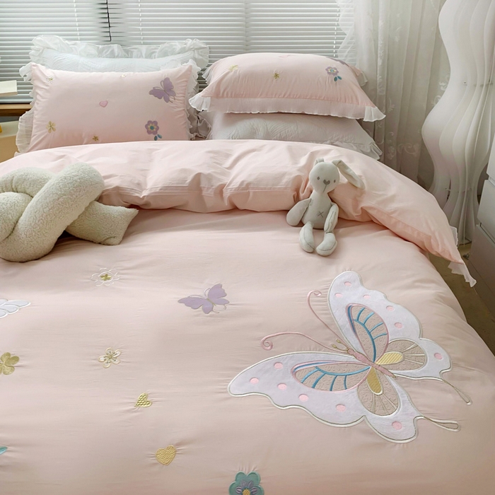 91家纺网 家纺一手货源 找家纺 梵克保罗 2025新款母婴级全棉水洗棉绣花四件套-蝴蝶夫人系列（棚拍图） 蝴蝶夫人-粉