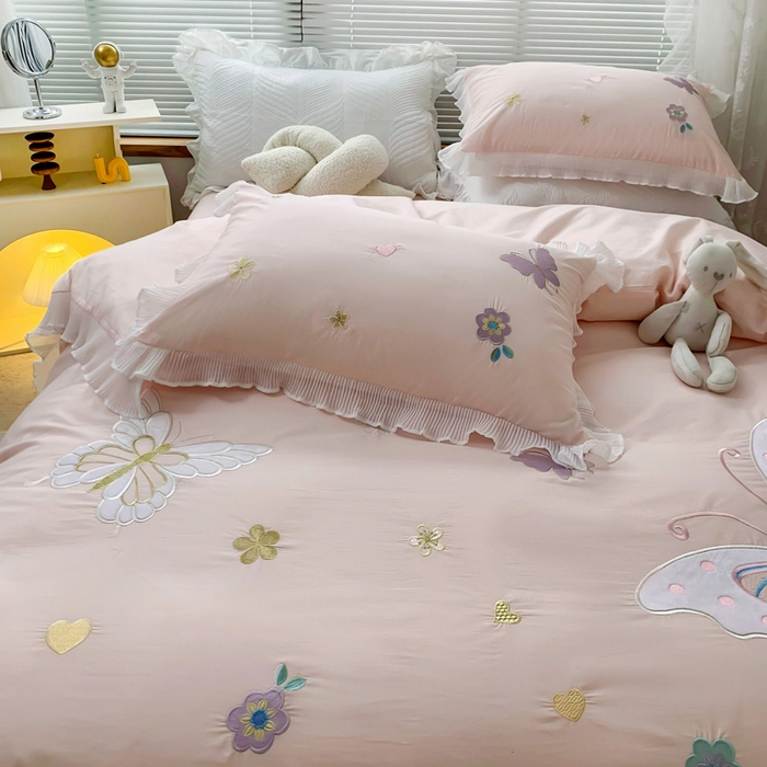 91家纺网 家纺一手货源 找家纺 梵克保罗 2025新款母婴级全棉水洗棉绣花四件套-蝴蝶夫人系列（棚拍图） 蝴蝶夫人-粉