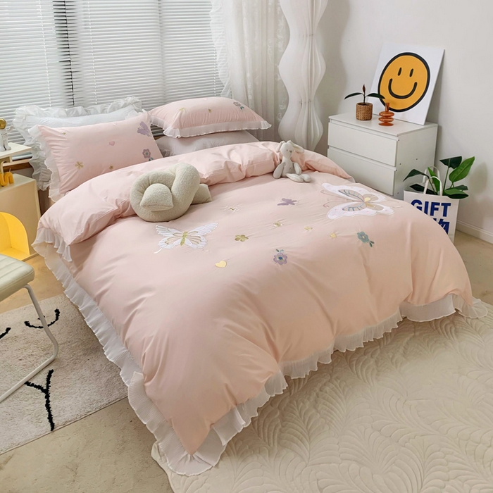 91家纺网 家纺一手货源 找家纺 梵克保罗 2025新款母婴级全棉水洗棉绣花四件套-蝴蝶夫人系列（棚拍图） 蝴蝶夫人-粉