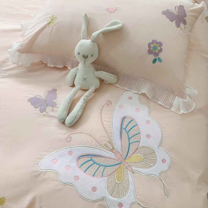 91家纺网 家纺一手货源 找家纺 梵克保罗 2025新款母婴级全棉水洗棉绣花四件套-蝴蝶夫人系列（棚拍图） 蝴蝶夫人-粉