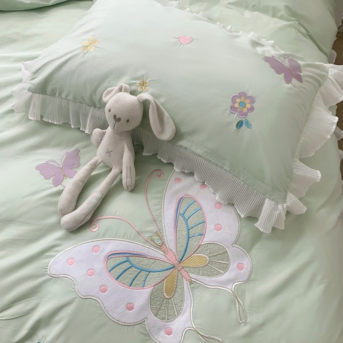 91家纺网 家纺一手货源 找家纺 梵克保罗 2025新款母婴级全棉水洗棉绣花四件套-蝴蝶夫人系列（棚拍图） 蝴蝶夫人-绿