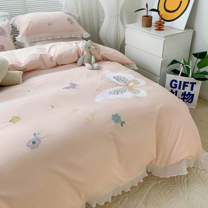 91家纺网 家纺一手货源 找家纺 （总）梵克保罗 2025新款母婴级全棉水洗棉绣花四件套-蝴蝶夫人系列（棚拍图）