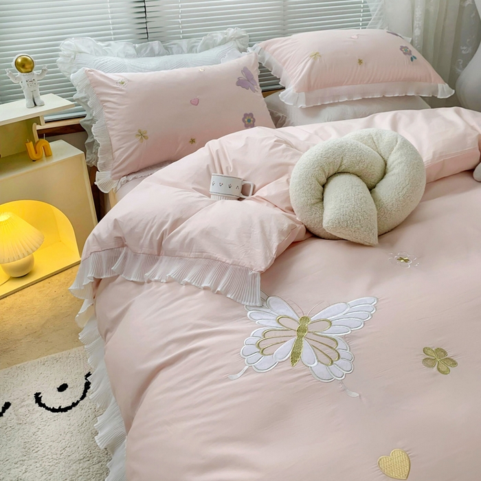 91家纺网 家纺一手货源 找家纺 （总）梵克保罗 2025新款母婴级全棉水洗棉绣花四件套-蝴蝶夫人系列（棚拍图）