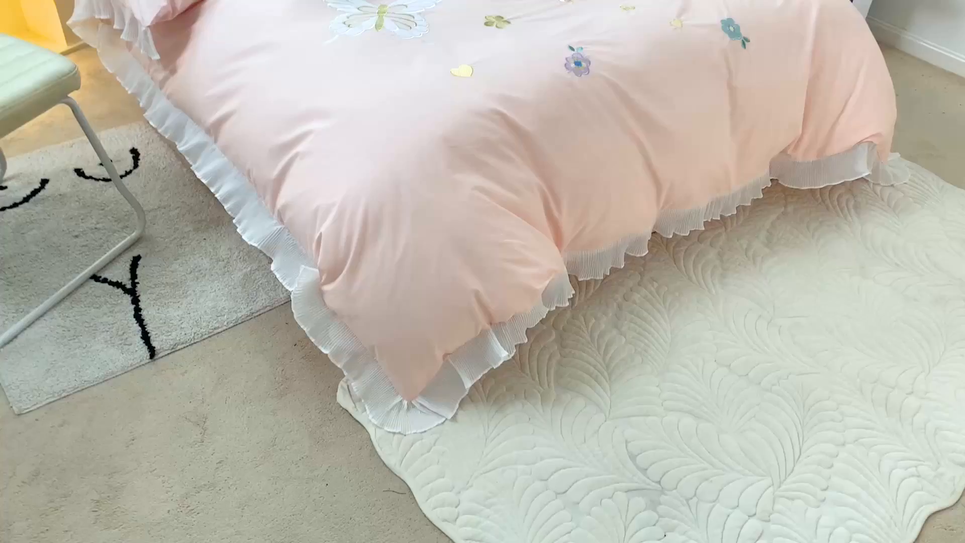 91家纺网 家纺一手货源 找家纺 梵克保罗 2025新款母婴级全棉水洗棉绣花四件套-蝴蝶夫人系列（棚拍图） 蝴蝶夫人-粉