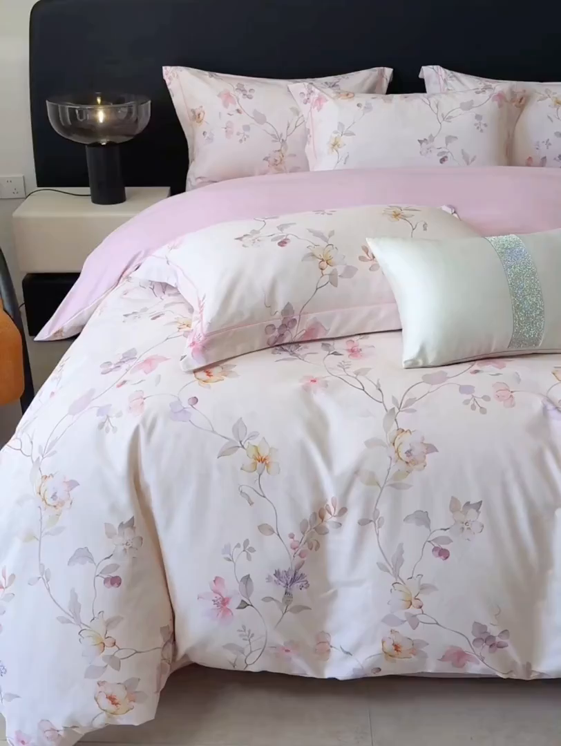 91家纺网 家纺一手货源 找家纺 梵克保罗 2025秋冬新款数码印花全棉磨毛单被套三件套四件套系列 美兮浅香-粉