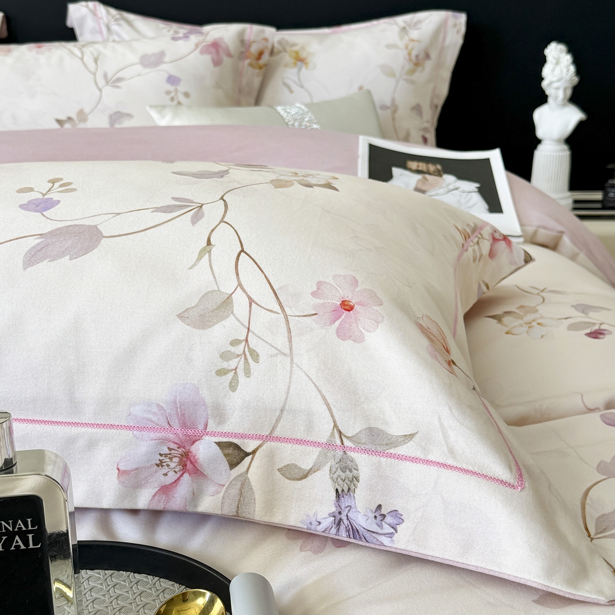 91家纺网 家纺一手货源 找家纺 梵克保罗 2025秋冬新款数码印花全棉磨毛单被套三件套四件套系列 美兮浅香-粉