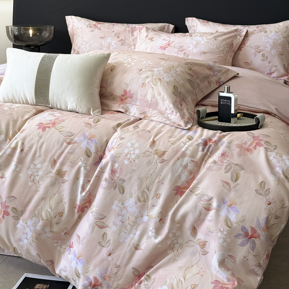 91家纺网 家纺一手货源 找家纺 梵克保罗 2025秋冬新款数码印花全棉磨毛单被套三件套四件套系列 科莫花园-粉