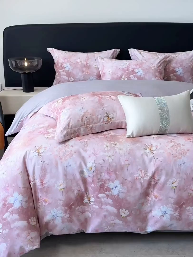 91家纺网 家纺一手货源 找家纺 梵克保罗 2025秋冬新款数码印花全棉磨毛单被套三件套四件套系列 莉丽丝-粉