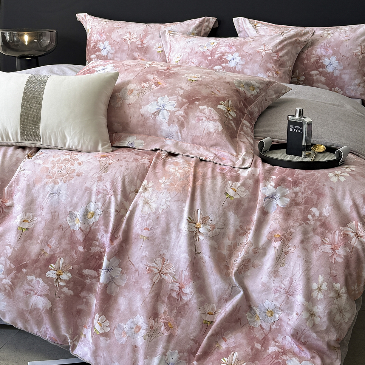 91家纺网 家纺一手货源 找家纺 梵克保罗 2025秋冬新款数码印花全棉磨毛单被套三件套四件套系列 莉丽丝-粉