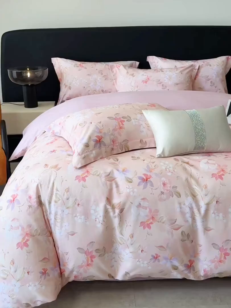 91家纺网 家纺一手货源 找家纺 梵克保罗 2025秋冬新款数码印花全棉磨毛单被套三件套四件套系列 科莫花园-粉