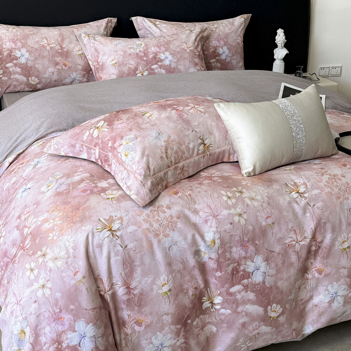 91家纺网 家纺一手货源 找家纺 梵克保罗 2025秋冬新款数码印花全棉磨毛单被套三件套四件套系列 莉丽丝-粉