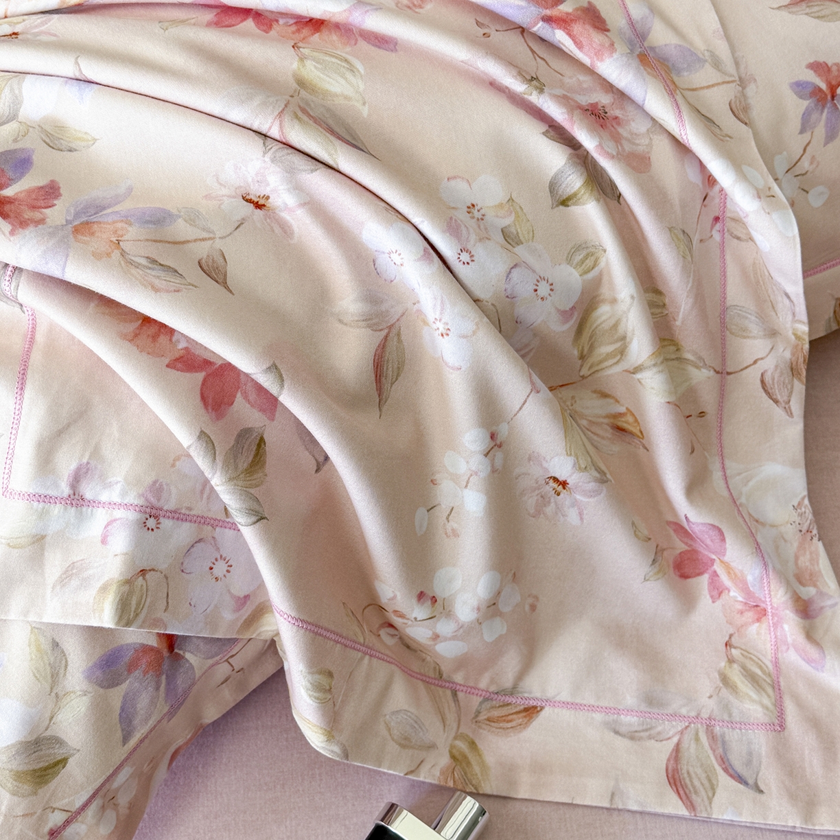 91家纺网 家纺一手货源 找家纺 梵克保罗 2025秋冬新款数码印花全棉磨毛单被套三件套四件套系列 科莫花园-粉