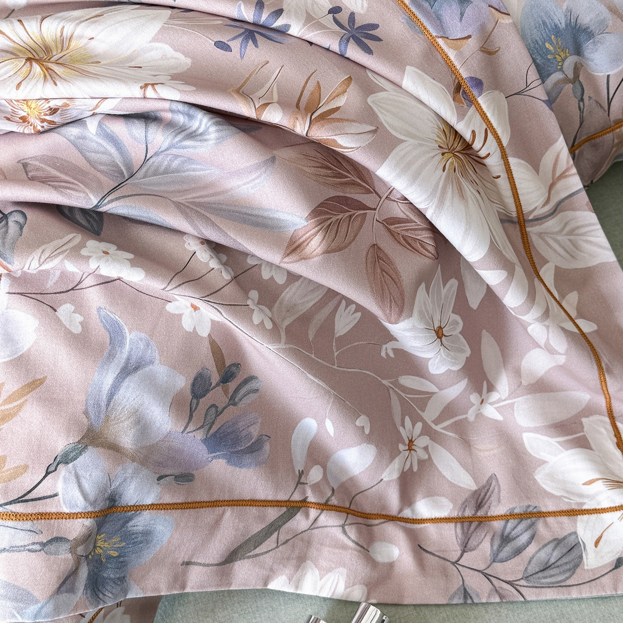 91家纺网 家纺一手货源 找家纺 梵克保罗 2025秋冬新款数码印花全棉磨毛单被套三件套四件套系列 亭语花间