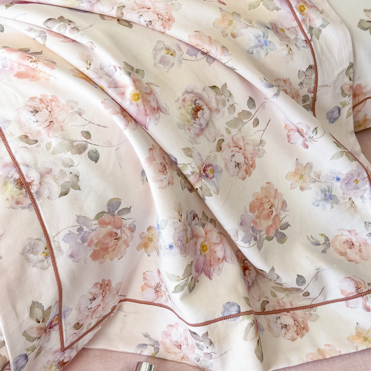 91家纺网 家纺一手货源 找家纺 梵克保罗 2025秋冬新款数码印花全棉磨毛单被套三件套四件套系列 花屿间-粉