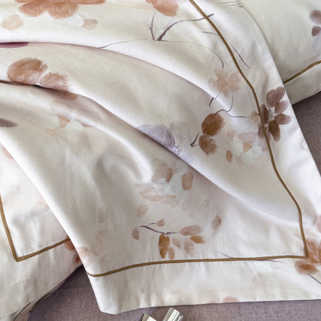 91家纺网 家纺一手货源 找家纺 梵克保罗 2025秋冬新款数码印花全棉磨毛单被套三件套四件套系列 惊鸿-粉