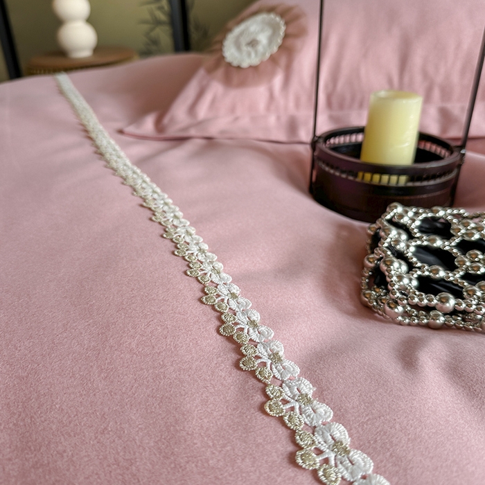 91家纺网 家纺一手货源 找家纺 梵克保罗 2025秋冬新款加厚肌理纹碳素磨毛刺绣贴布绣花边新中式四件套-奢香夫人 粉色