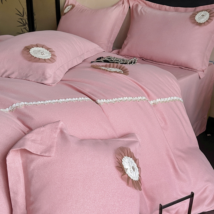 91家纺网 家纺一手货源 找家纺 梵克保罗 2025秋冬新款加厚肌理纹碳素磨毛刺绣贴布绣花边新中式四件套-奢香夫人 粉色