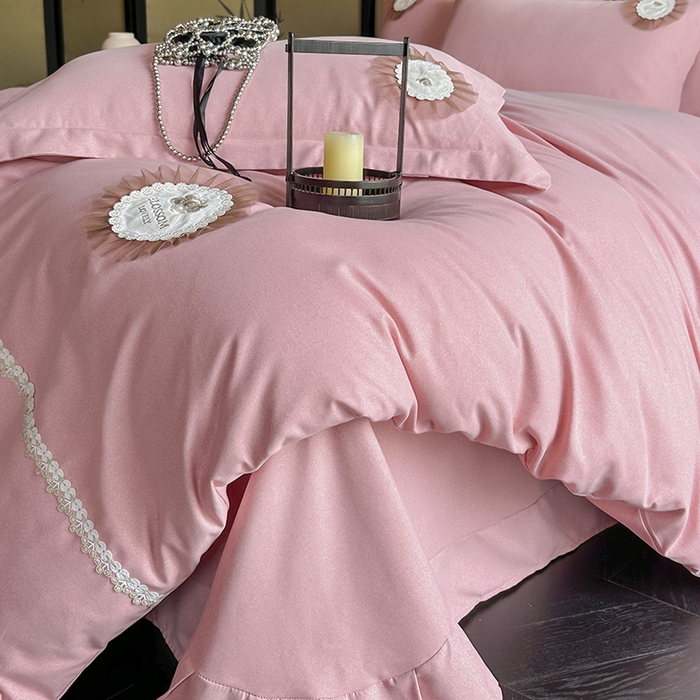 91家纺网 家纺一手货源 找家纺 梵克保罗 2025秋冬新款加厚肌理纹碳素磨毛刺绣贴布绣花边新中式四件套-奢香夫人 粉色