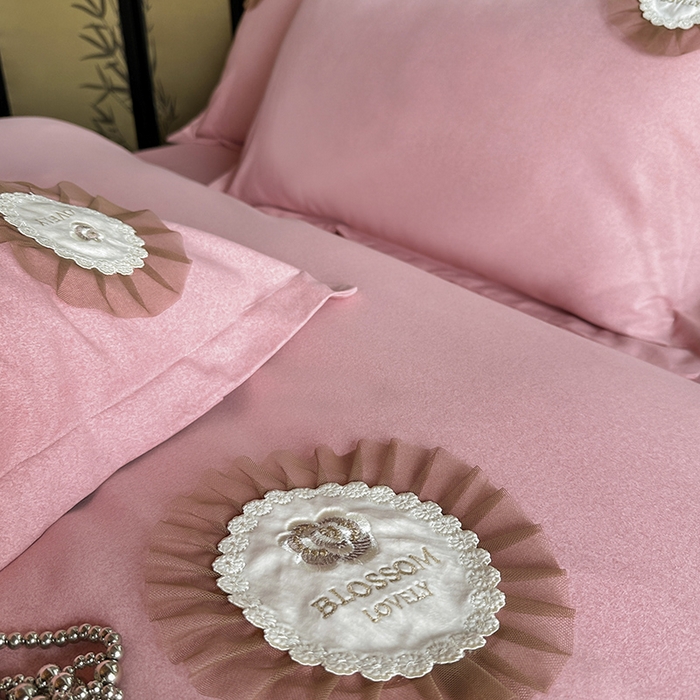 91家纺网 家纺一手货源 找家纺 梵克保罗 2025秋冬新款加厚肌理纹碳素磨毛刺绣贴布绣花边新中式四件套-奢香夫人 粉色