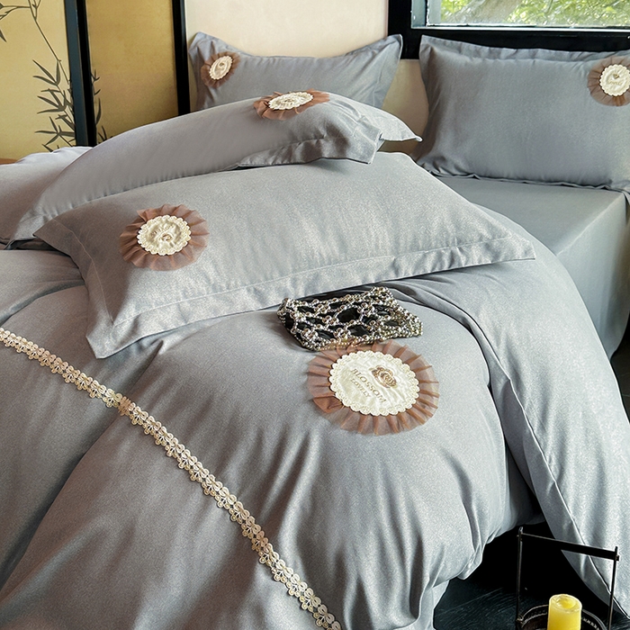 91家纺网 家纺一手货源 找家纺 梵克保罗 2025秋冬新款加厚肌理纹碳素磨毛刺绣贴布绣花边新中式四件套-奢香夫人 灰色