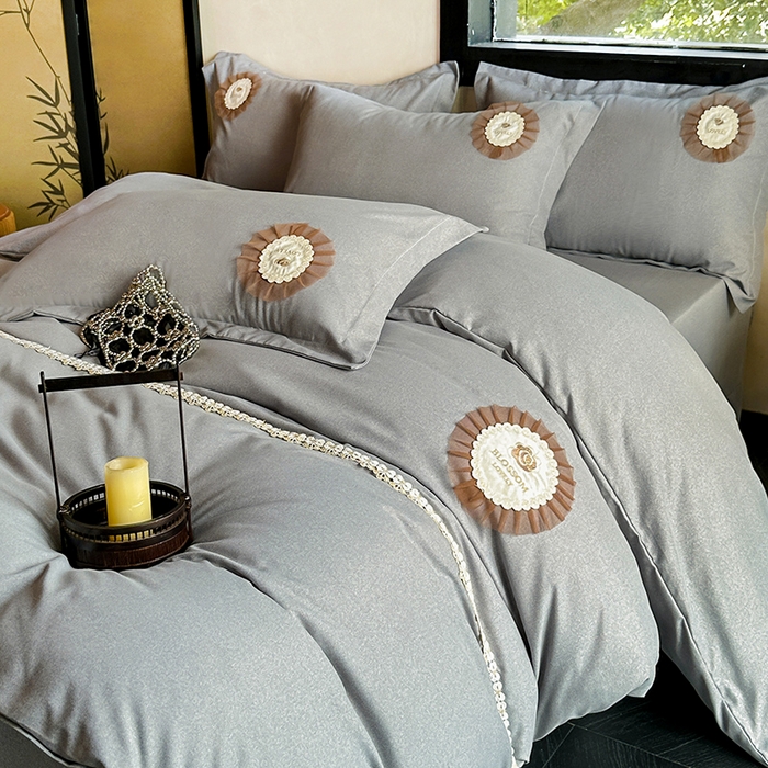 91家纺网 家纺一手货源 找家纺 梵克保罗 2025秋冬新款加厚肌理纹碳素磨毛刺绣贴布绣花边新中式四件套-奢香夫人 灰色