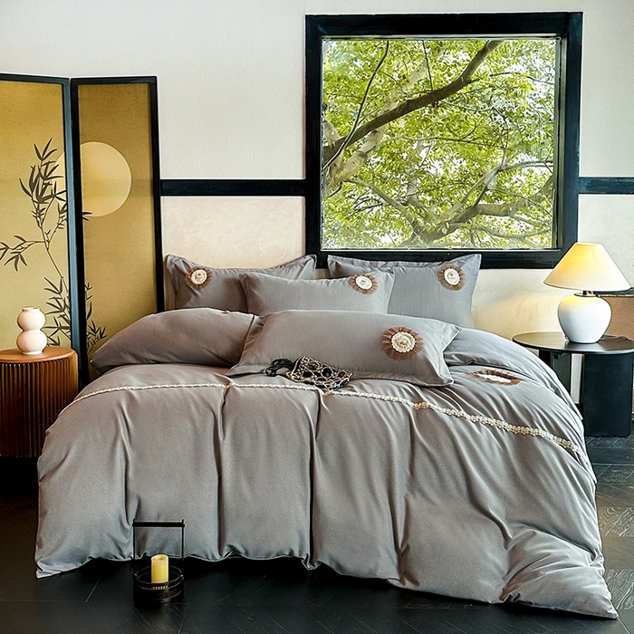 91家纺网 家纺一手货源 找家纺 梵克保罗 2025秋冬新款加厚肌理纹碳素磨毛刺绣贴布绣花边新中式四件套-奢香夫人 灰色