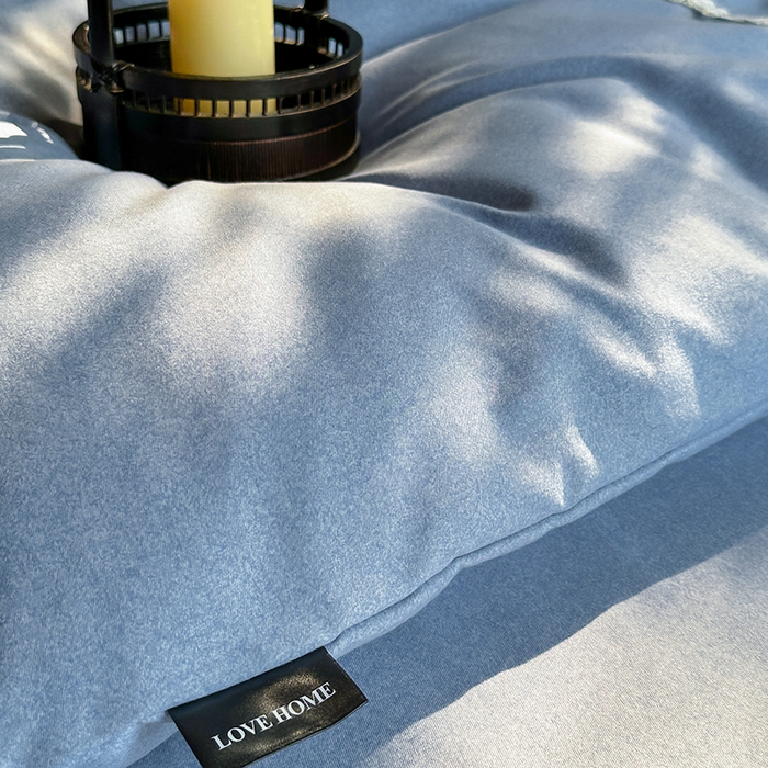 91家纺网 家纺一手货源 找家纺 梵克保罗 2025秋冬新款加厚肌理纹碳素磨毛刺绣贴布绣花边新中式四件套-奢香夫人 蓝色