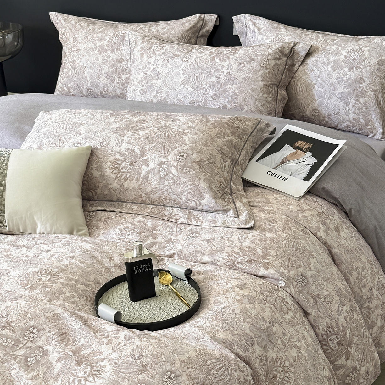 91家纺网 家纺一手货源 找家纺 梵克保罗 2025秋冬新款数码印花全棉磨毛单被套三件套四件套系列 莉娅-灰