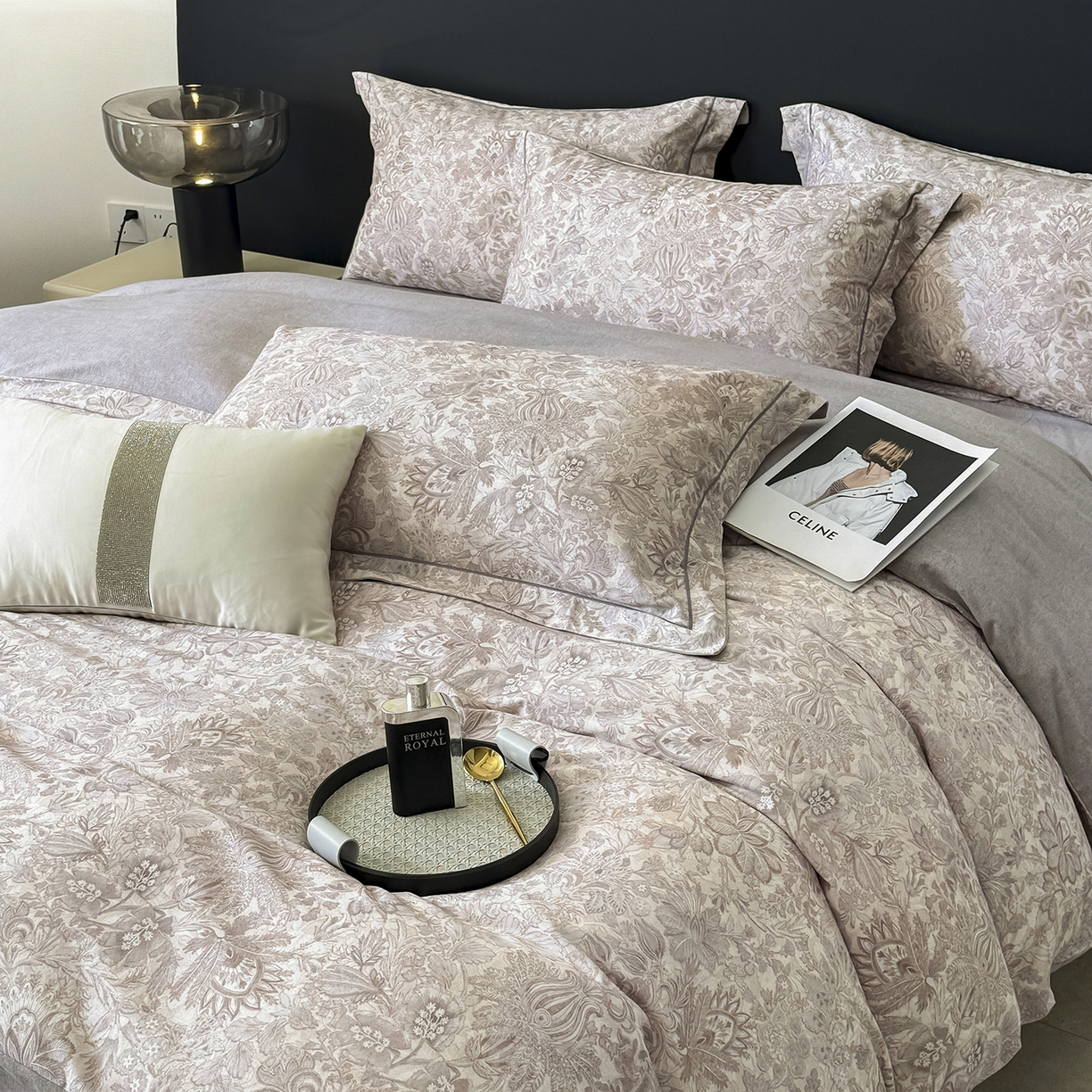 91家纺网 家纺一手货源 找家纺 梵克保罗 2025秋冬新款数码印花全棉磨毛单被套三件套四件套系列 莉娅-灰