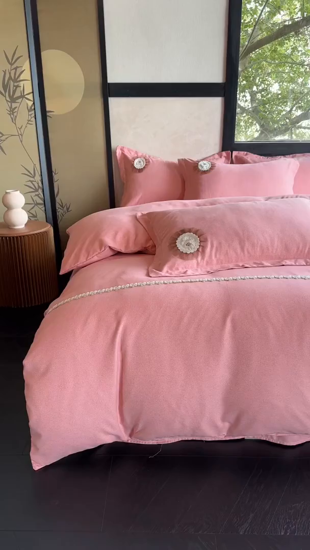 91家纺网 家纺一手货源 找家纺 梵克保罗 2025秋冬新款加厚肌理纹碳素磨毛刺绣贴布绣花边新中式四件套-奢香夫人 粉色