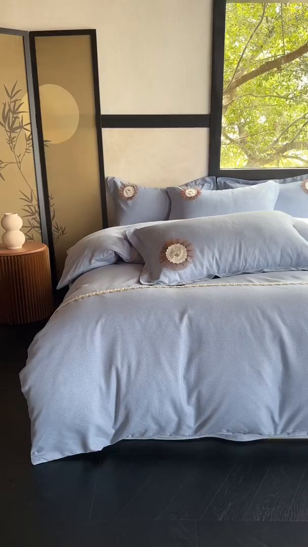 91家纺网 家纺一手货源 找家纺 梵克保罗 2025秋冬新款加厚肌理纹碳素磨毛刺绣贴布绣花边新中式四件套-奢香夫人 蓝色