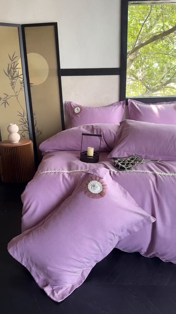 91家纺网 家纺一手货源 找家纺 梵克保罗 2025秋冬新款加厚肌理纹碳素磨毛刺绣贴布绣花边新中式四件套-奢香夫人 紫色