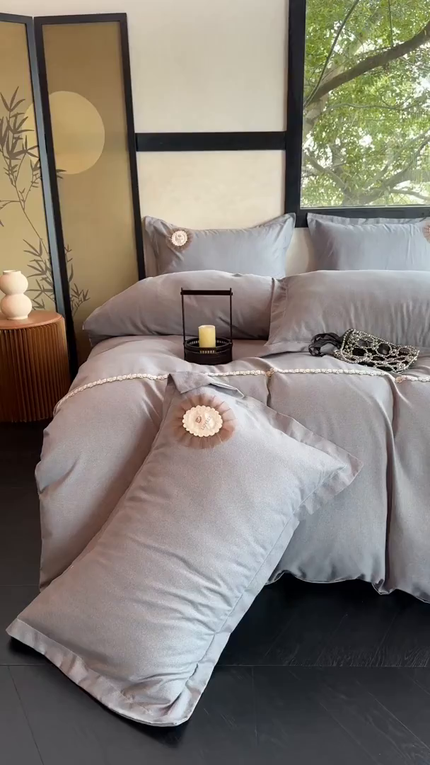 91家纺网 家纺一手货源 找家纺 梵克保罗 2025秋冬新款加厚肌理纹碳素磨毛刺绣贴布绣花边新中式四件套-奢香夫人 灰色