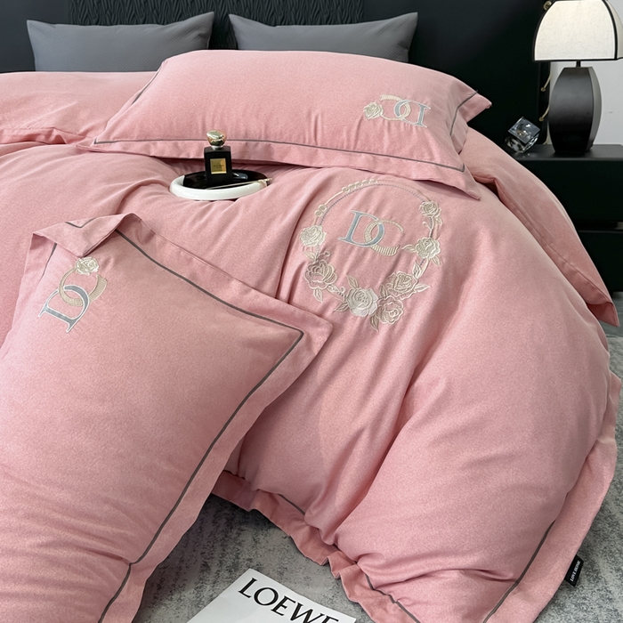 91家纺网 家纺一手货源 找家纺 梵克保罗 2025秋冬新款加厚保暖轻奢肌理纹碳素磨毛刺绣四件套-邂逅 浪漫粉